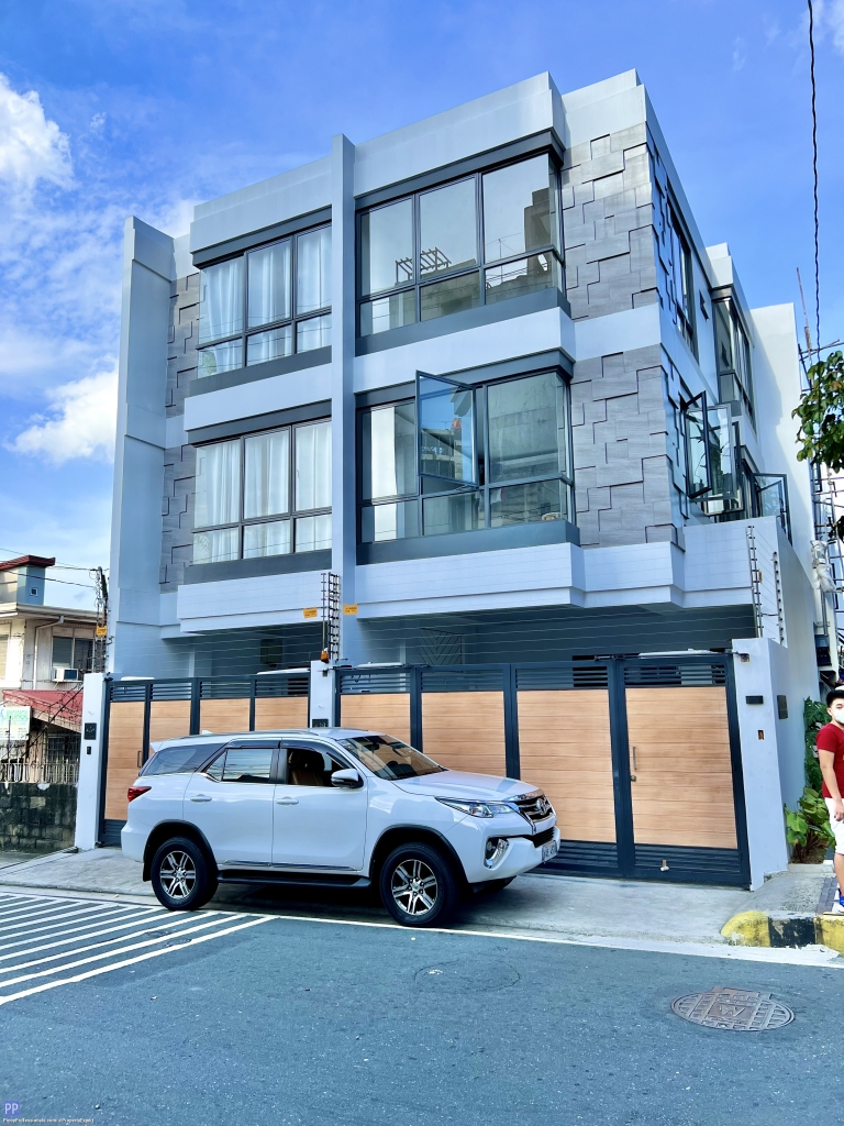 House for Sale - 3-Storey Townhouse in Cubao QC near Gateway Mall & LRT-2. Accessible going Ateneo and UP Diliman